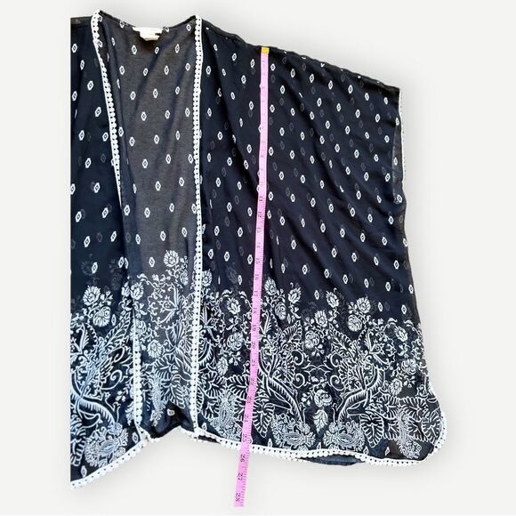 Miley and Molly Sheer Lightweight Black & White Flowy Shrug Cardigan. One size. - Picture 5 of 8